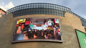 A elevação fixa exterior da exposição de diodo emissor de luz de P5 320x160mm refresca a taxa